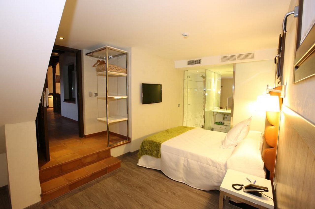 Evenia Alcala Boutique Hotel Alcala de Henares Exterior photo